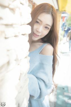 老头边吃奶边弄进去呻吟